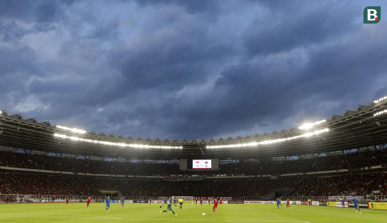 Awan mendung nan gelap meghiasi pertandingan Timnas Indonesia melawan Thailand pada laga Piala AFF 2022 di Stadion Utama Gelora Bung Karno (SUGBK), Jakarta, Kamis (29/12/2022). (Bola.com/M Iqbal Ichsan)