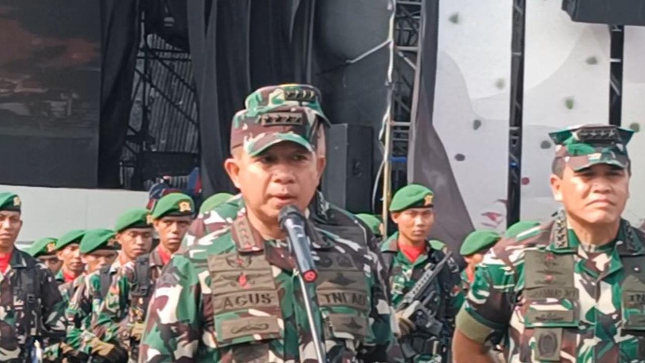 Panglima TNI Jenderal TNI Agus Subiyanto di Monumen Nasional (Monas), Jakarta.