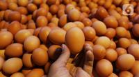 Aktivitas jual beli telur di pasar Kebayoran Lama, Jakarta, Kamis (5/7/2020). Sebenarnya telur ayam infertil atau telur HE layak konsumsi, namun lebih cepat membusuk karena berasal dari ayam betina yang sudah dibuahi pejantan sehingga seharusnya tak diizinkan dijual bebas (Liputan6.com/Johan Tallo)