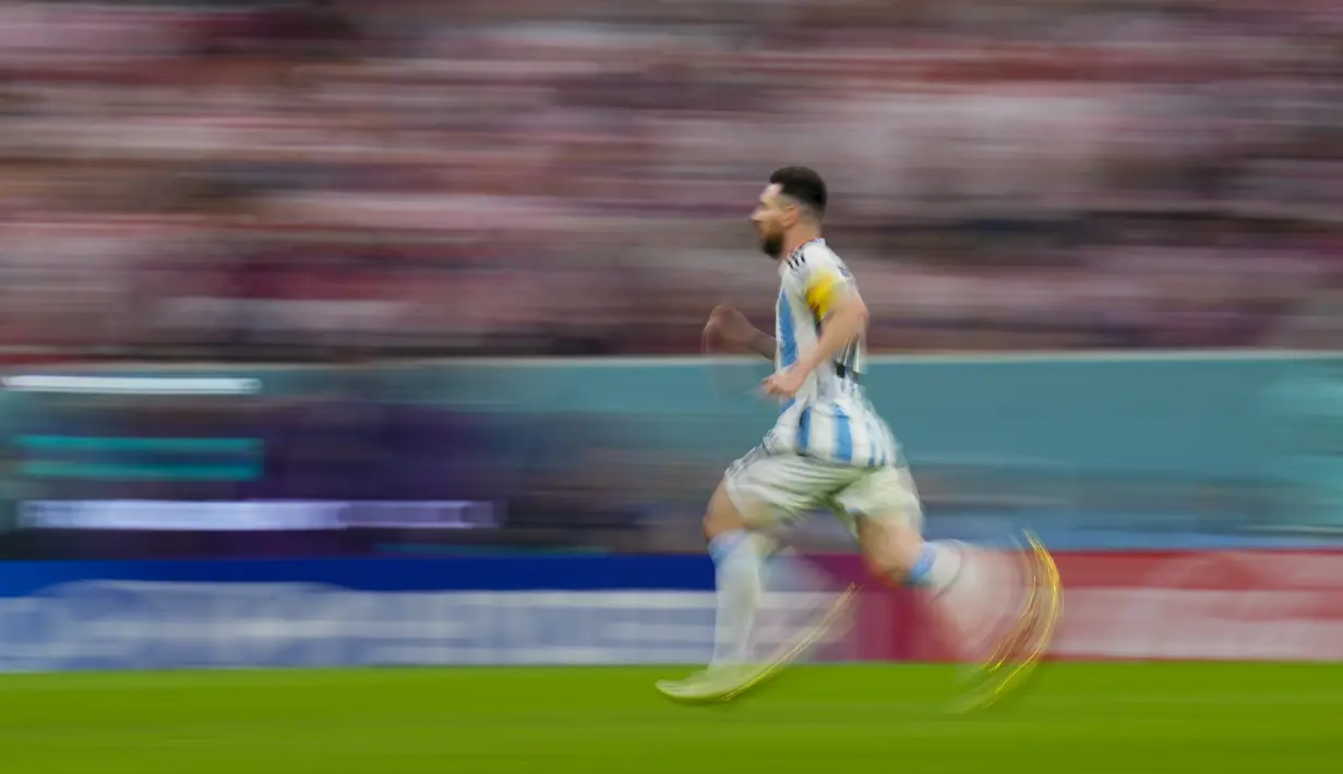 Penyerang Argentina, Lionel Messi berlari saat bertanding melawan Kroasia pada pertandingan semifinal Piala Dunia 2022 di Stadion Lusail di Lusail, Qatar, Rabu (14/12/2022). Argentina berhasil lolos ke final setelah menang telak atas Kroasia dengan skor 3-0. (AP Photo/Petr David Josek)