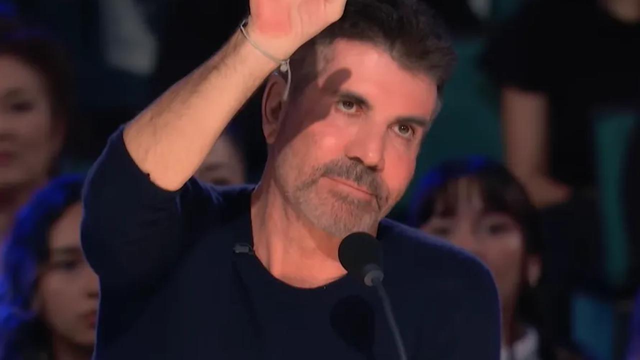Setelah itu giliran Simon Cowell yang memberikan komentarnya. Simon Cowell mengaku menyukai suara Cakra Khan.