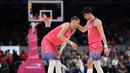 Pemain Washington Wizards, Kristaps Porzingis (kiri) berbincang dengan rekannya, Deni Avdija saat melawan Boston Celtics pada laga NBA 2023 di Capital One Arena, Washington, 28 Maret 2023. (AFP/Getty Images/Patrick Smith)