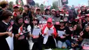 Ketua Nasional Relawan Tim Alpha Jokowi-Ma'ruf Amin, Rieke Diah Pitaloka bersama pekerja migran saat deklarasi Tim Zona Alpha Hongkong mendukung pasangan Jokowi-Ma'aruf Amin di Hongkong, Minggu (23/9). (Liputan6.com/HO/Tim Alpha)