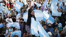 Pengunjuk rasa antipemerintah memegang bendera Argentina selama berunjuk rasa menentang berbagai masalah termasuk kebijakan ekonomi pemerintah dan negara untuk melawan penyebaran COVID-19 di Buenos Aires, Argentina, Senin (12/10/2020). (AP Photo/Natacha Pisarenko)