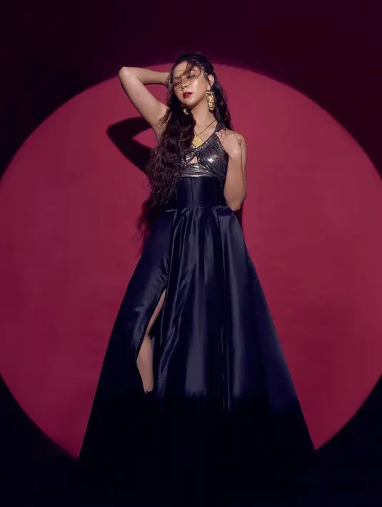 <p>Kembali dengan outfit berwarna hitam, namun kali ini dengan tampilan yang lebih glamor. Jessica Mila terlihat mengenakan long dress berbahan satin dengan detail high slit. Penampilannya semakin sempurna dengan bold makeup dan tatanan rambut yang pas. Foto: Instagram.</p>