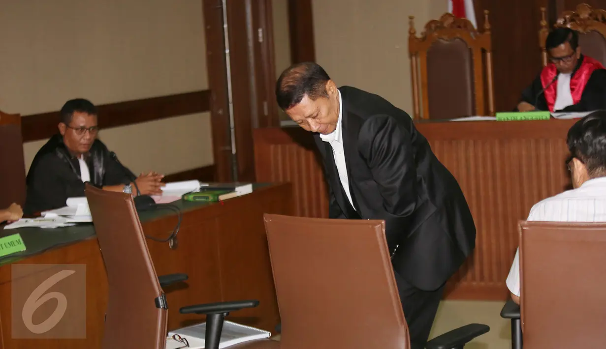 Richard Joost Lino bersiap menjalani sidang di Pengadilan Tipikor Jakarta, Rabu (22/3). RJ Lino juga menjadi tersangka kasus dugaan tindak pidana korupsi pengadaan "mobile crane" (derek) oleh PT Pelabuhan Indonesia II. (Liputan6.com/Helmi Afandi)