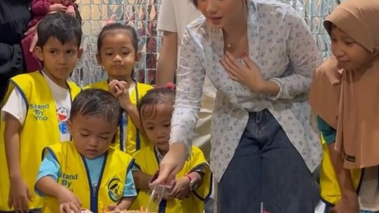 Tissa Biani menuliskan pesan yang bikin terenyuh. Dia mengaku banyak mendapat pelajaran dari anak-anak disana. Tissa berharap kehadirannya bisa sedikit membantu mereka agar terus semangat sembuh.