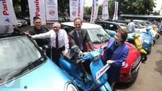Presdir Panin Bank Herwidayatmo (kemeja putih), Wakil Presdir Panin Bank Roosniati Salihin (baju biru), Managing Director PT Piaggio Marco Nota La Diega (jas abu abu) saat Launching Panin Super Bonanza 2016 di Jakarta, (1/3). (Liputan6.com/Angga Yuniar)