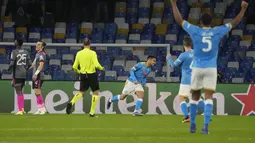 Gelandang Napoli, Adam Ounas berselebrasi usai mencetak gol ke gawang Leicester City pada pertandingan Grup C Liga Europa di Stadion Diego Armando Maradona di Naples, Italia, Jumat (10/12/2021). Napoli menang atas Leicester City 3-2. (AP Photo/Gregorio Borgia)