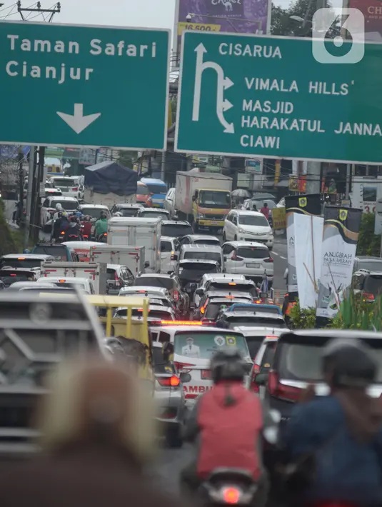 Suasana arus lalu lintas Jalan Raya Puncak, Bogor, Jawa Barat, Kamis (29/12/2022). Masyarakat yang akan ke Cianjur atau Bandung via Puncak dapat mengambil jalur Jonggol atau pun jalur Sukabumi. (merdeka.com/Imam Buhori)