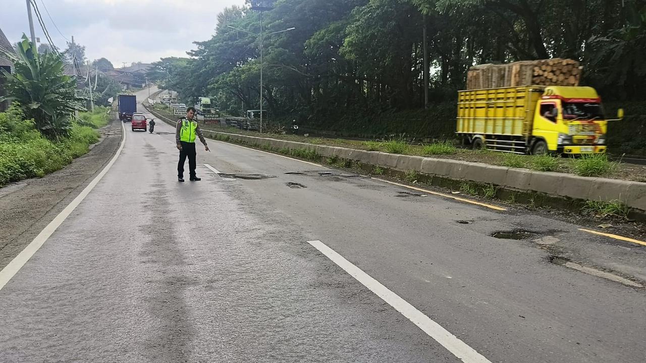 Jalan Berlubang di Jalur Pantura Batang Makan Korban, Pemotor Jatuh lalu Terlindas Truk hingga Patah Tulang