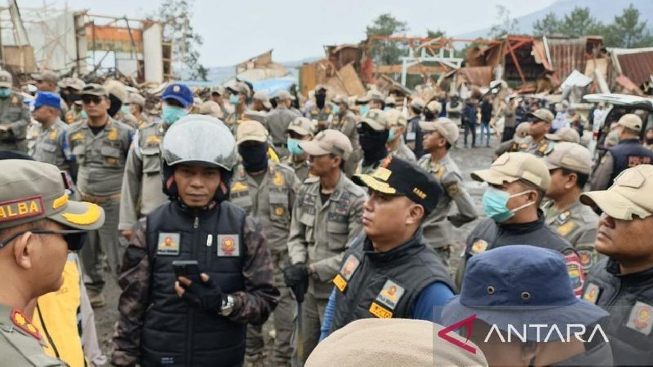 Satpol PP Bongkar 160 Kios Ilegal di Puncak Cianjur, Penataan Jalur Wisata Berlanjut