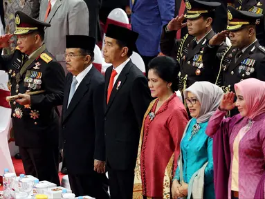 Presiden Joko Widodo atau Jokowi (tiga kiri) saat menjadi inspektur upacara pada peringatan HUT ke-72 Bhayangkara di Istora Senayan, Jakarta, Rabu (11/7). Jokowi meminta personel Polri terus meningkatkan kinerja. (Liputan6.com/JohanTallo)