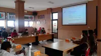 Rapat koordinasi persiapan debat Pilkada Solo di KPU Solo, Senin (26/10).(Liputan6.com/Fajar Abrori)