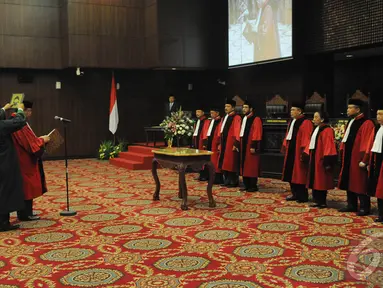 Suasana pelantikan Ketua MK Arief Hidayat dan Wakil Ketua MK Anwar Usman, Jakarta, Selasa (14/1/2015). (Liputan6.com/Herman Zakharia)
