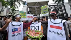 Puluhan aktivis Semarang mendatangi Kedutaan Besar Malaysia menggelar aksi memprotes makanan khas Kota Semarang, Lumpia, yang mengklaim sebagai produk negeri Malaysia, Jakarta, Jumat (20/2/2015). (Liputan6.com/Faizal Fanani)