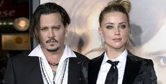 Amber Heard dan Johnny Depp sedang berada di tengah proses perceraiannya. Kabar terbaru menyiarkan, keduanya semakin memanas dan Amber menuduh Johnny melakukan penundaan terhadap proses perceraiannya. (doc.mirror.co.uk)