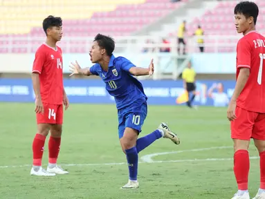 Timnas Thailand U-16 melaju ke partai final Piala AFF U-16 2024 setelah mengalahkan Vietnam 2-1 pada laga semifinal di Stadion Manahan, Solo, Senin (1/7/2024) sore WIB. Sempat tertinggal 0-1 lewat gol eksekusi penalti Dau Hong Phong pada menit ke-53. Thailand akhirnya mampu comeback dengan mencetak dua gol melalui sundulan kepala Phuriphan Phothong (61') dan lewat aksi tendangan jarak dekat Chaiwat Ngoenma pada masa injury time (90+3). (Bola.com/Abdul Aziz)