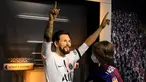 Seorang tim potret museum lilin Madame Tussauds Berlin, Karen Fries (kanan) memperbaiki jersey baru Paris Saint-Germain (PSG) pada patung lilin Lionel Messi di Berlin. (11/7/2021). Messi resmi bergabung dengan PSG dari Barcelona setelah menandatangani kontrak dua tahun. (AFP/Tobias Schwarz)