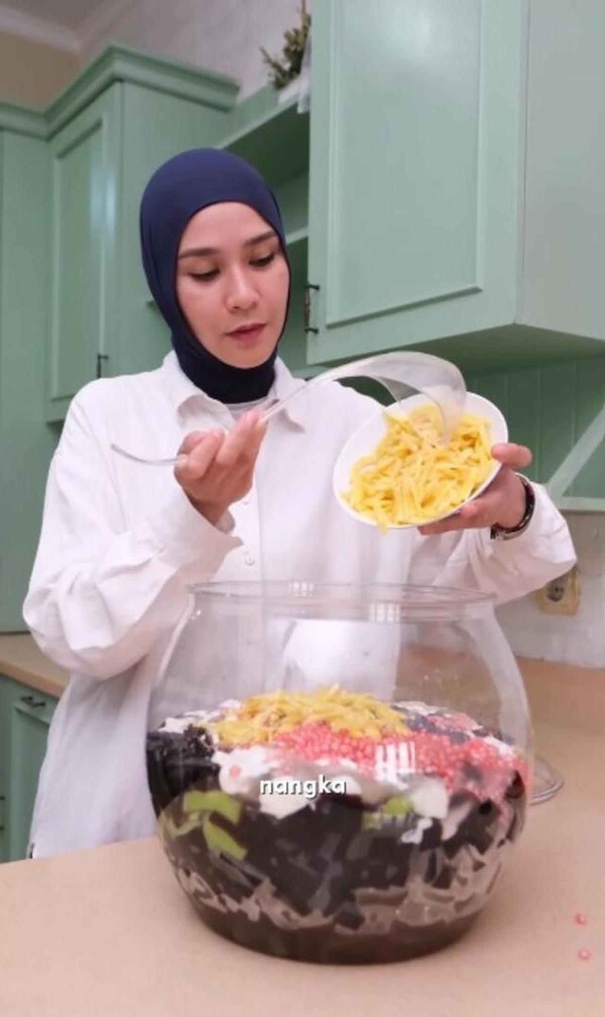 6 Potret Dapur Rumah Zaskia Adya Mecca, Dominasi Hijau Mint Elegan dengan Sentuhan Vintage Modern