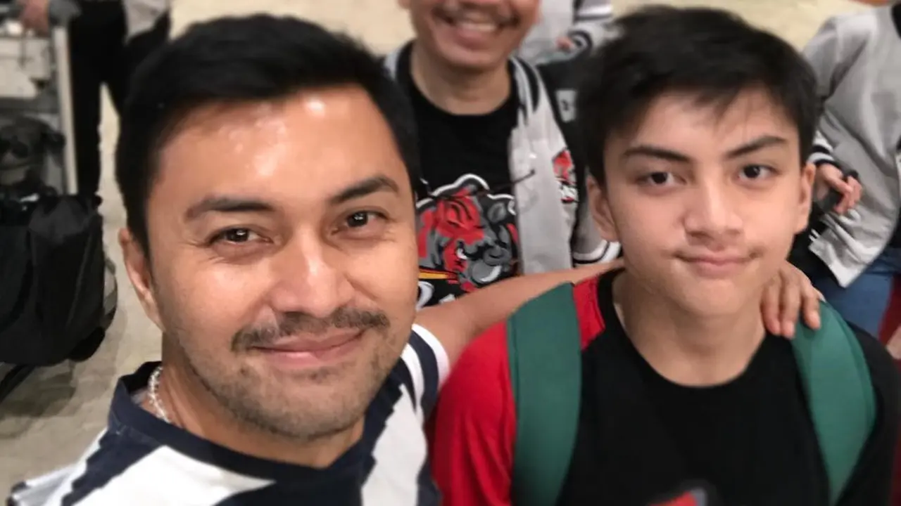 7 Potret Anjasmara dan Putra Bungsunya, Mirip Kakak Adik