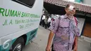 Warga berjalan usai mengikuti operasi katarak gratis di Rumah Sakit Pertamina Jaya, Jakarta, Kamis (3/12). Operasi katarak gratis yang melibatkan Tim dokter dari rumah sakit mata Cicendo Bandung. (Liputan6.com/Gempur M Surya)