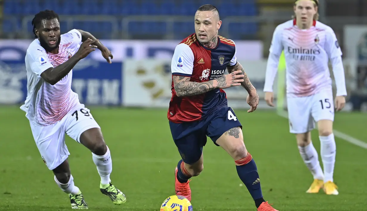 Gelandang Cagliari, Radja Nainggolan (kanan) menguasai bola dibayangi gelandang AC Milan, Franck Kessie dalam laga lanjutan Liga Italia 2020/21 pekan ke-18 di Sardegna Arena, Senin (18/1/2021). Cagliari kalah 0-2 dari AC Milan. (AFP/Alberto Pizzoli)