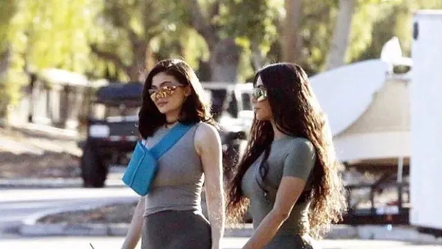 Kylie Jenner dan Kim Kardashian Adu Baju Ketat, Kece Siapa?