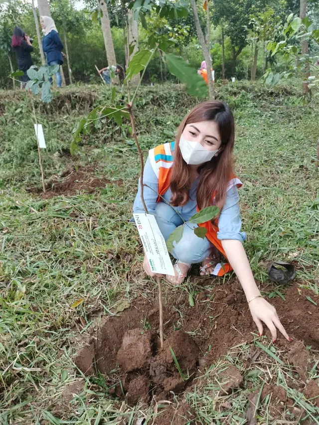 Karyawan BNI menanam pohon di Hutan Organik Mega Mendung, Bogor. Dok BNI