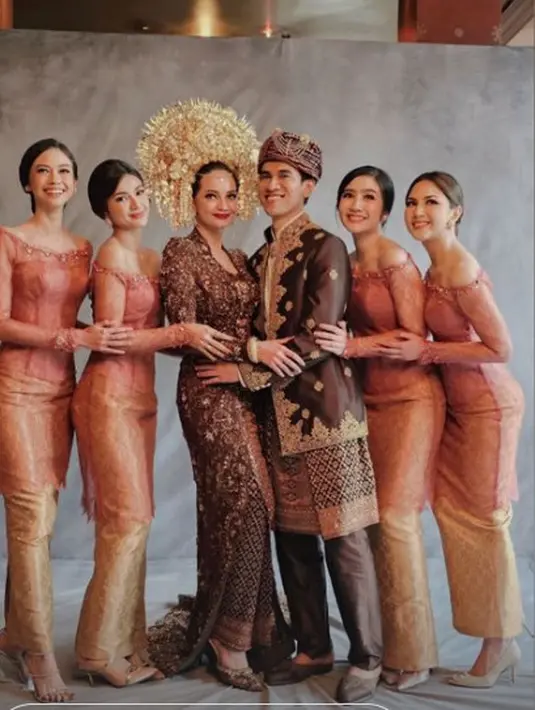 Sementara itu, Yuki Kato, Jessica Mila, dan Febby Rastanty terlihat kenakan busana serupa [@febbyrastanty]