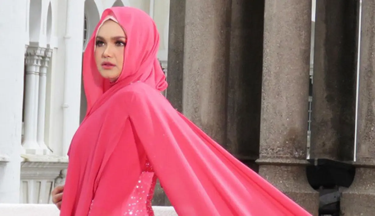 Rona bahagia tengah mewarnai kehidupan Siti Nurhaliza dan suaminya, Datuk Seri Khalid. Pasca menikah selama 11 tahun, akhirnya pasangan ini pun tak lama lagi dikaruniai buah hati pertamanya. (Instagram/cdtk)