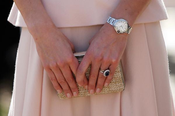 Jam tangan yang serasi dengan cincin pernikahan.