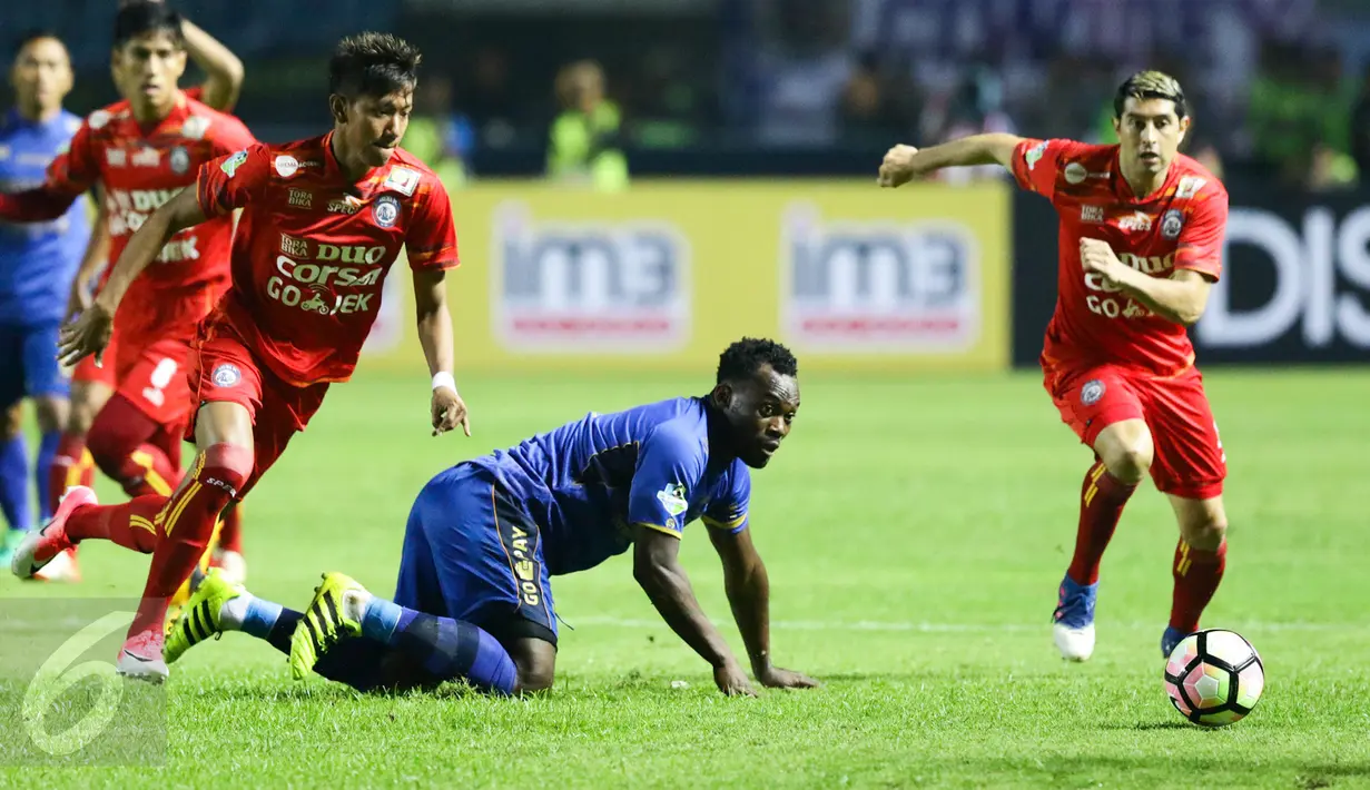 Gelandang Persib, Michael Essien berusaha merebut bola dari kejaran dua pemain Arema FC pada laga perdana Liga 1 2017 di Stadion Gelora Bandung Lautan Api, Sabtu (15/4). Menjamu Arema, Persib hanya mampu bermain imbang 0-0. (Liputan6.com/Yoppy Renato)