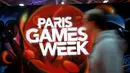 Pengunjung saat mengunjungi acara Paris Games Week di Paris, Prancis (26/10). Sejumlah pencandu game berkumpul dalam Acara Paris Games Week dan unjuk kebolehan dalam bermain video game. (REUTERS/Benoit Tessier)