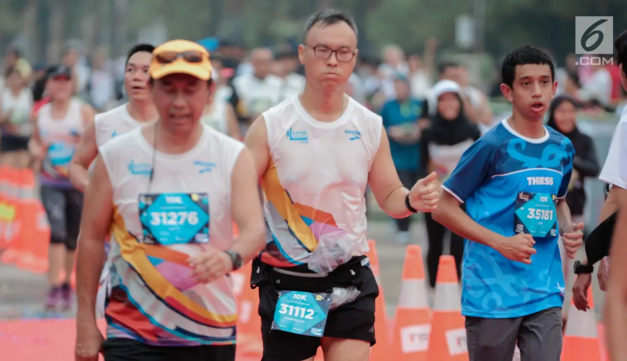 Ekspresi sejumlah pelari saat mencapai garis finis Jakarta Marathon 2018 di Gelora Bung Karno, Jakarta, Minggu (28/10). 12.500 pelari meramaikan Jakarta Marathon 2018 yang di sponsori PLN. (Liputan6.com/Faizal Fanani)