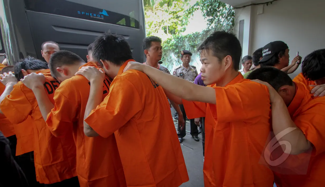 Sebanyak 19 pria asal Tiongkok diamankan Polda Metro Jaya di kawasan Cilandak Timur, Jakarta, Kamis (7/5/2015).  Mereka diduga terlibat penipuan dengan modus cyber crime. (Liputan6.com/Faizal Fanani)