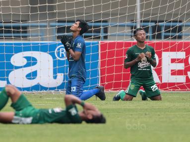 Syukur pemain Persebaya usai menang atas PSPS Riau pada laga 8 Besar Liga 2 Grup Y di Stadion GBLA, Bandung, Sabtu (18/11/2017). Persebaya Menang 1-0. (Bola.com/Nicklas Hanoatubun)