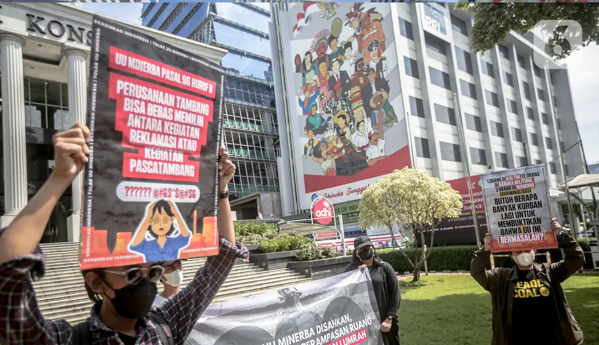Sejumlah aktivis yang tergabung dalam #BersihkanIndonesia menggelar aksi damai di depan Gedung Mahkamah Konstitusi, Jakarta, Jumat (3/6/2022). Aksi tersebut untuk menyoroti serta menolak pengesahan revisi UU Minerba dan Omnibus Law UU Cipta Kerja. (Liputan6.com/Faizal Fanani)