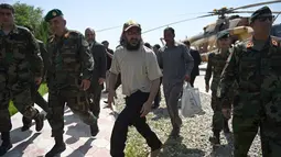Putra mantan PM Pakistan Yusuf Raza Gilani, Ali Haider Gilani saat tiba di Kabul, Rabu (11/5). Pasukan AS dan Afganistan sukses membebaskan Ali Haider yang disekap sekelompok pria bersenjata selama 3 tahun di wilayah timur Afganistan. (Wakil KOHSAR/AFP)