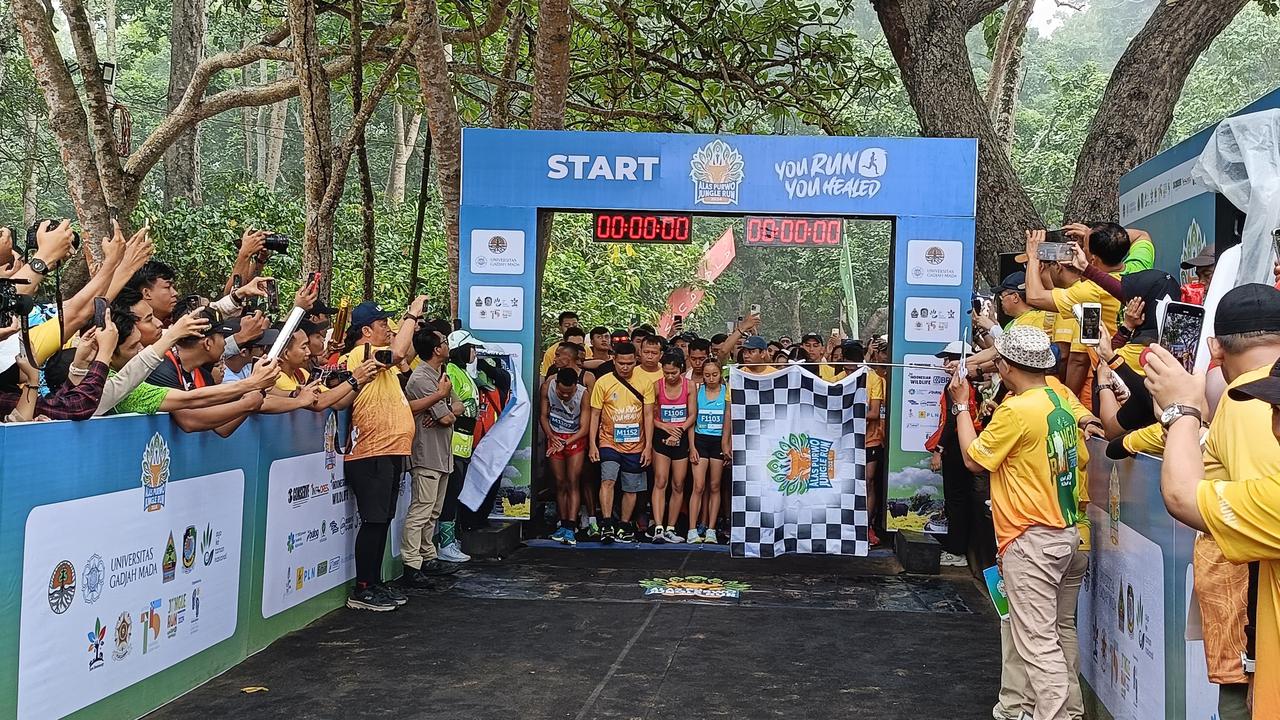 Serunya Berlari Susuri Hutan dan Pantai di Alas Purwo Jungle Run