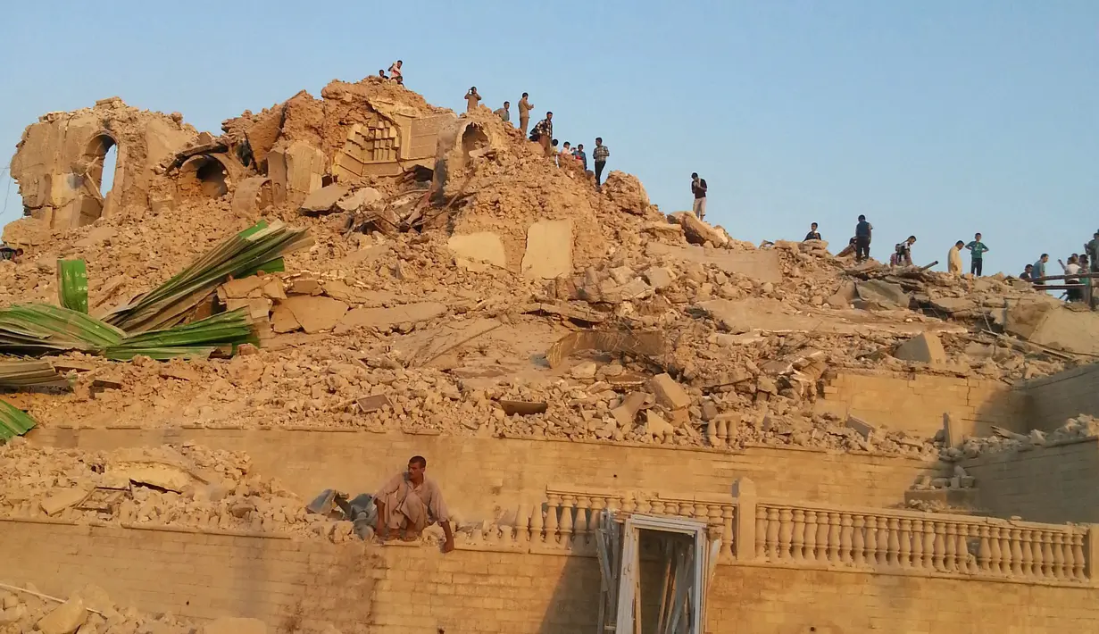 Militan ISIS menghancurkan makam Nabi Yunus di sebelah timur kota Mosul setelah mereka menguasai komplek masjid. (24/7/14) (REUTERS/Stringer)