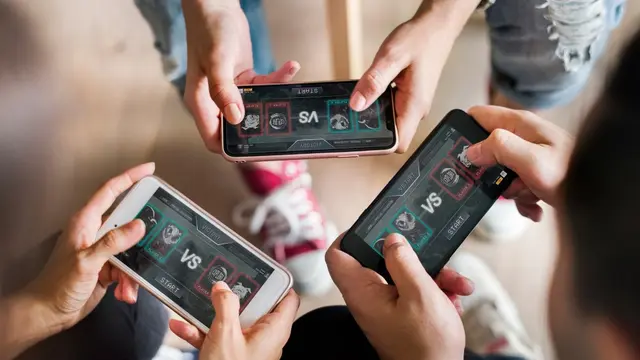 Ilustrasi mabar game online. (Shutterstock/Twinsterphoto)