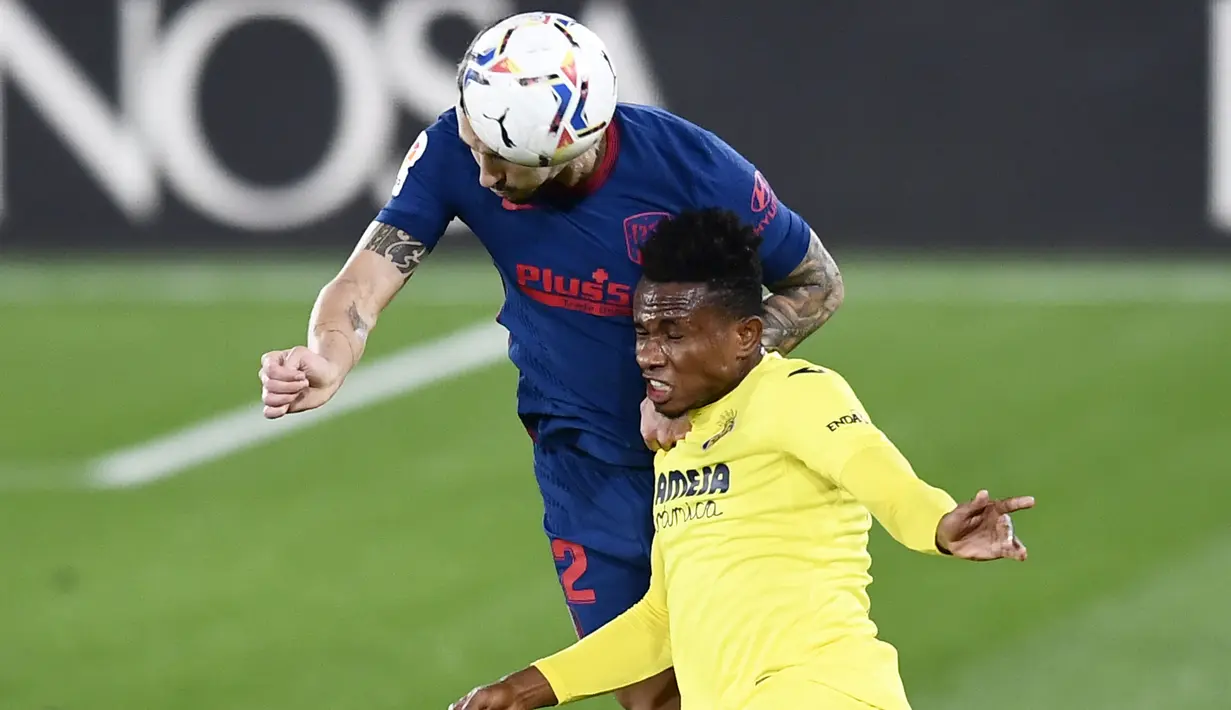 Pemain Atletico Madrid, Mario Hermoso, duel udara dengan pemain Villareal, Samuel Chukwueze, pada laga Liga Spanyol di Stadion Ceramica, Minggu (28/2/2021). Atletico Madrid menang dengan skor 2-0. (AP/Jose Breton)
