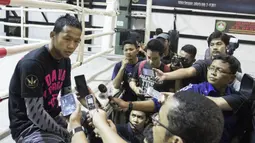 Petinju asal Kalimantan, Daud Yordan, menyempatkan diri diwawancara sebelum menjalani latihan. (Bola.com/Vitalis Yogi Trisna)