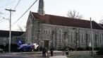 Sebuah helikopter medis yang jatuh di dekat Gereja Drexel Hill United Methodist Church di Drexel Hill, Philadelphia, Pennsylvania, AS (11/1/2022). Helikopter medis yang akan menuju keluar negara AS terjatuh di dekat gereja. (AP Photo/Matt Rourke)