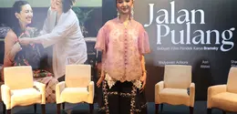 Aktris Sheila Dara Aisha menyampaikan pandangannya tentang makna kebaya saat konferensi pers film pendek Jalan Pulang di Jakarta, Rabu (22/7/2026). Menurutnya, kebaya telah menjadi bagian dari berbagai momen penting bersama keluarga sejak masa kecil. (KLY/Budy Santoso)