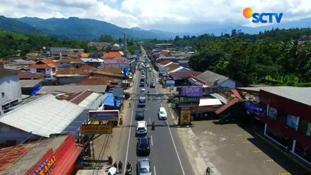 Arus lalu lintas terpantau padat merayap di kawasan Puncak, Bogor, Jawa Barat.