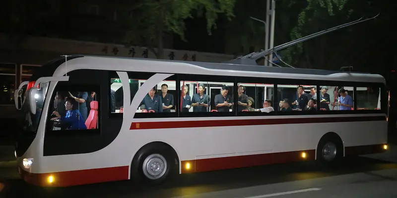 Gaya Santai Kim Jong-un Saat Naik Bus di Pyongyang