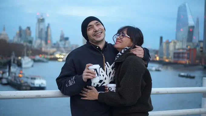 Potret Mesranya Abimana Aryasatya Bareng Istri Tercinta