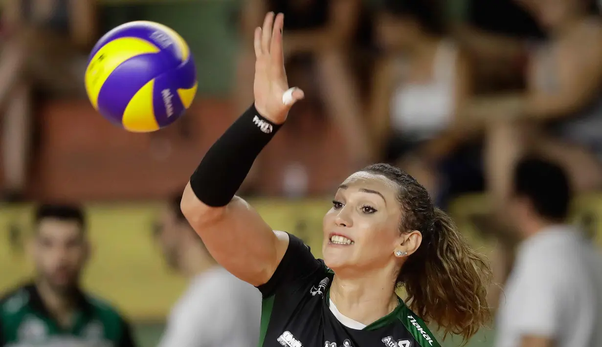 Pemain voli Bauru, Tiffany Abreu melakukan spikes saat pertandingan voli wanita di Bauru, Brasil, (19/12). Sebelumnya berubah gender pada 2014, Abreu bermain di liga pria di Brasil, Italia, Spanyol dan Belanda. (AP Photo / Andre Penner)